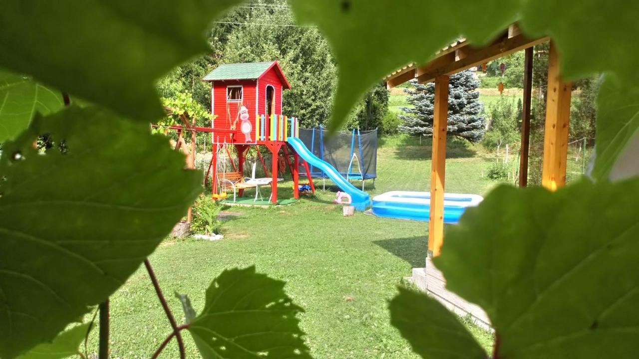 Cottage Forest Stream Високо Екстериор снимка