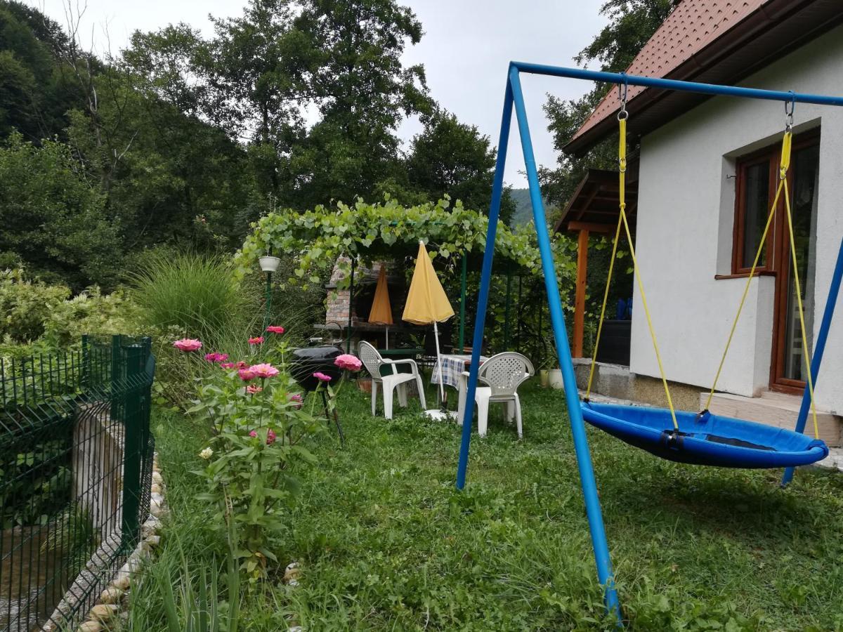Cottage Forest Stream Високо Екстериор снимка