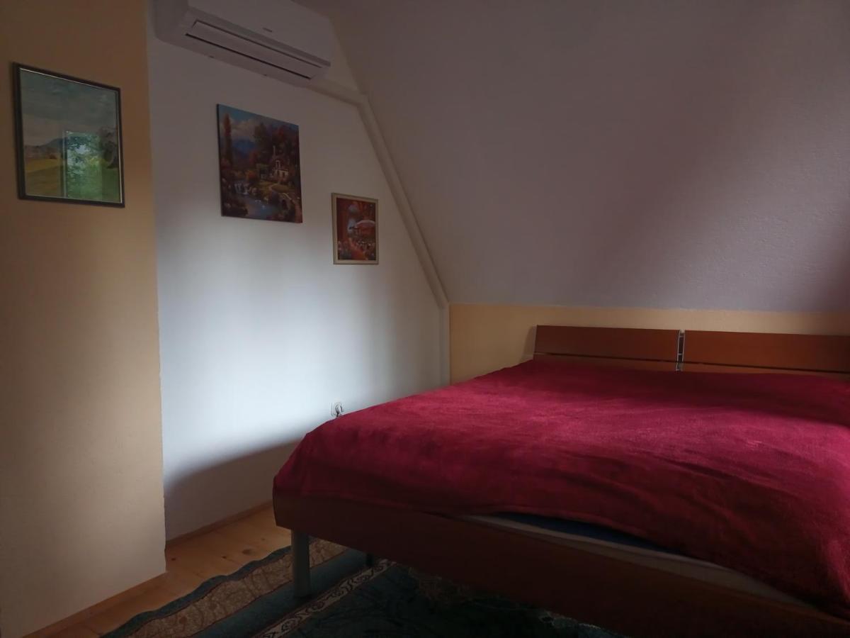 Cottage Forest Stream Високо Екстериор снимка