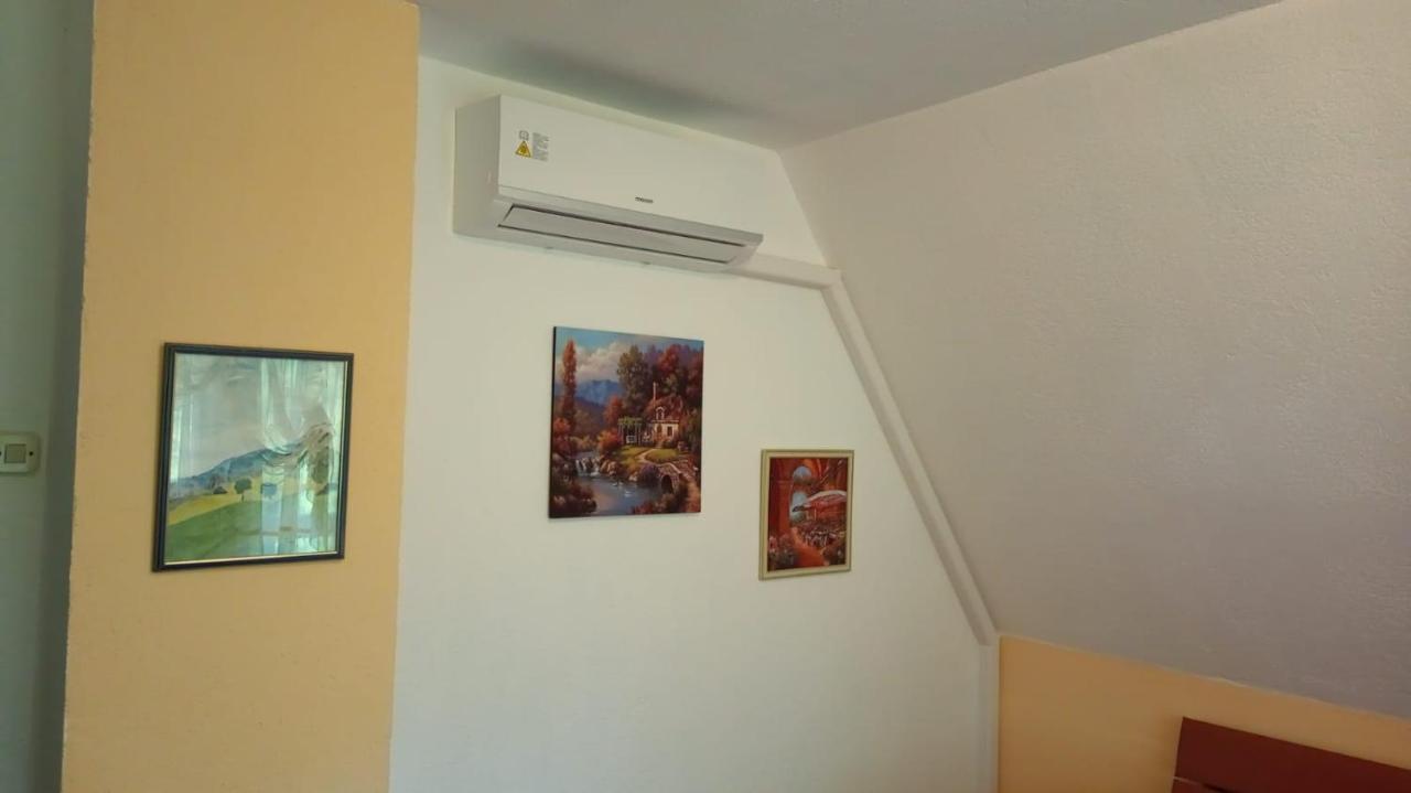 Cottage Forest Stream Високо Екстериор снимка