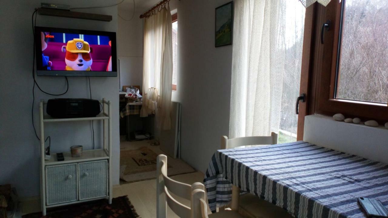 Cottage Forest Stream Високо Екстериор снимка