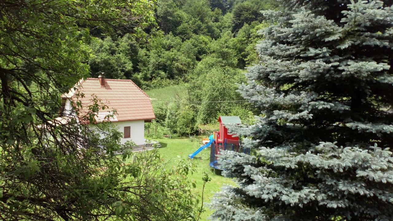 Cottage Forest Stream Високо Екстериор снимка