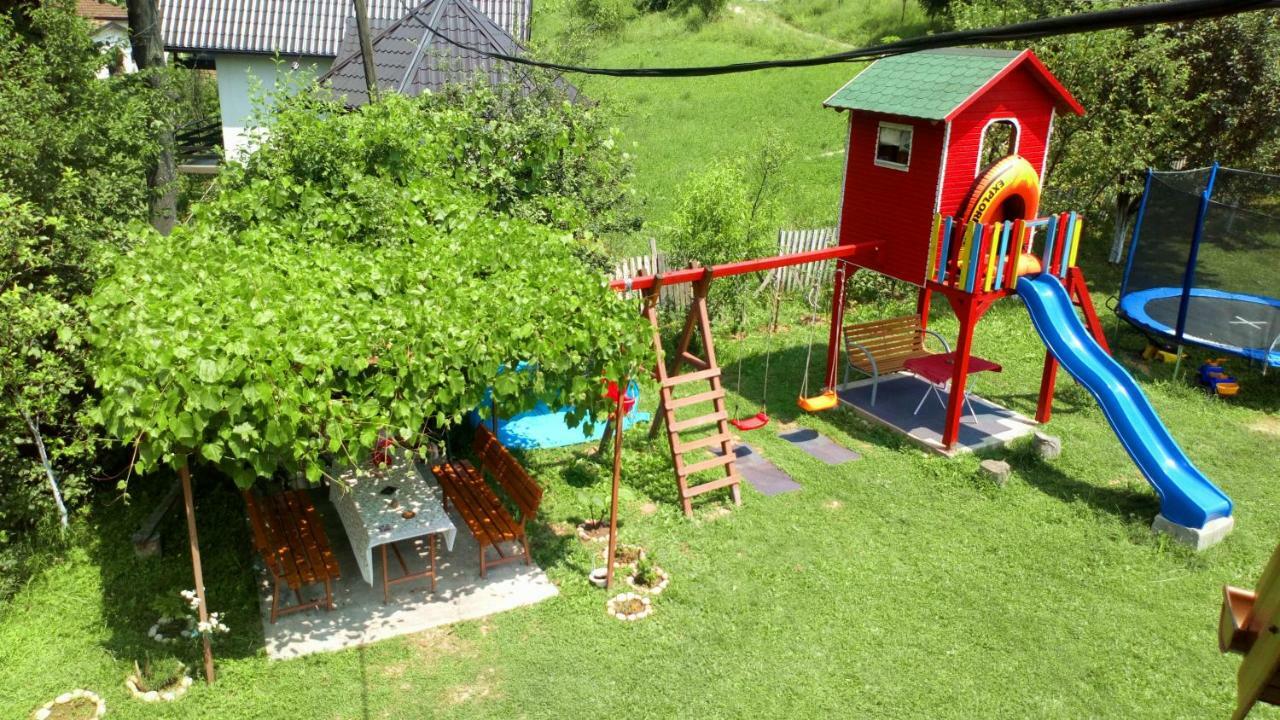 Cottage Forest Stream Високо Екстериор снимка